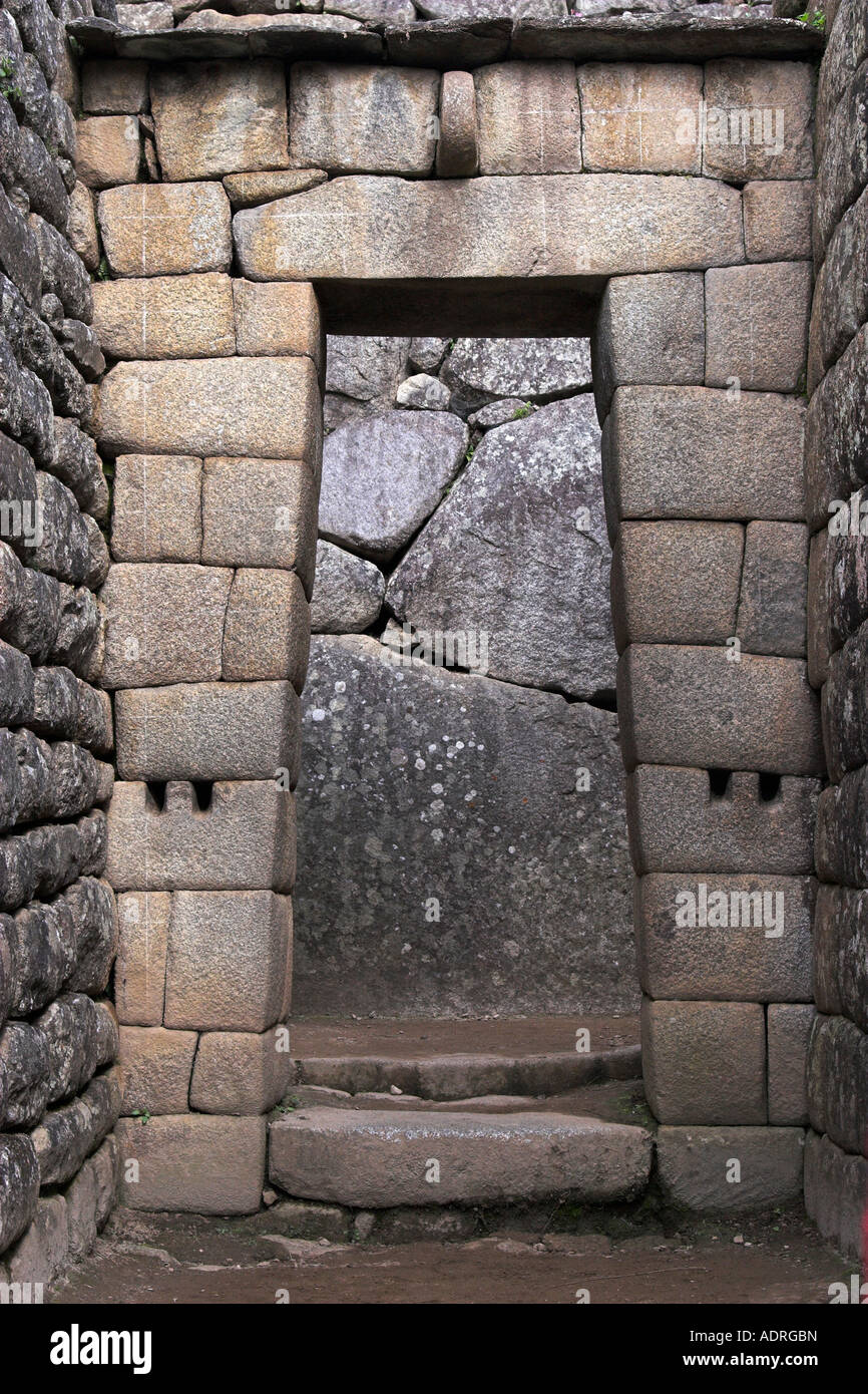 Las ruinas incas, puerta de piedra trapezoidal,] [Machu Picchu, Perú,  'South America' Fotografía de stock - Alamy