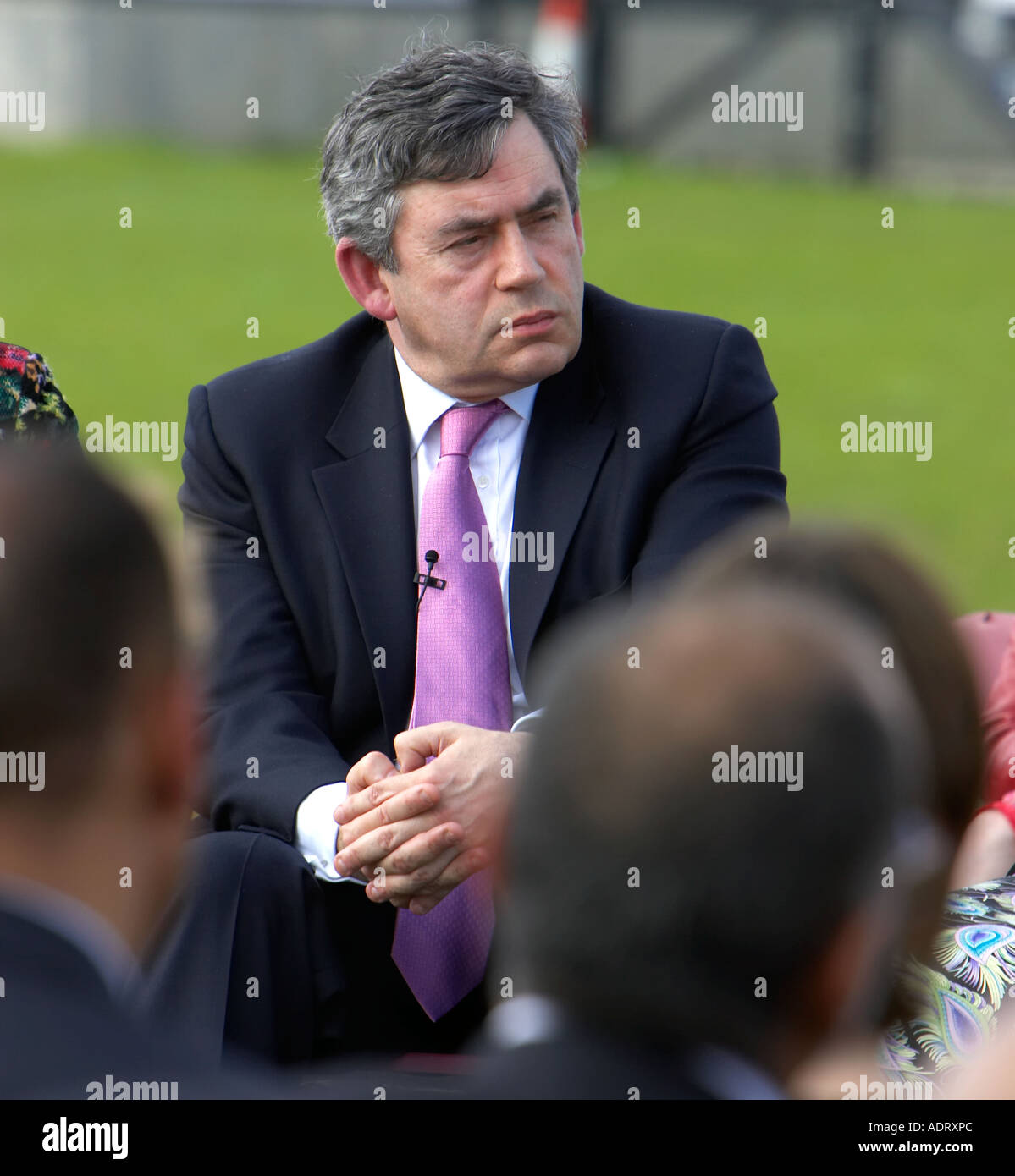 Gordon Brown escuchando Foto de stock