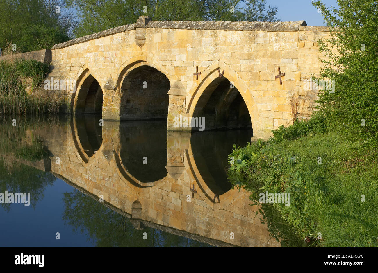 Río Támesis Radcot Inglaterra reino unido Foto de stock