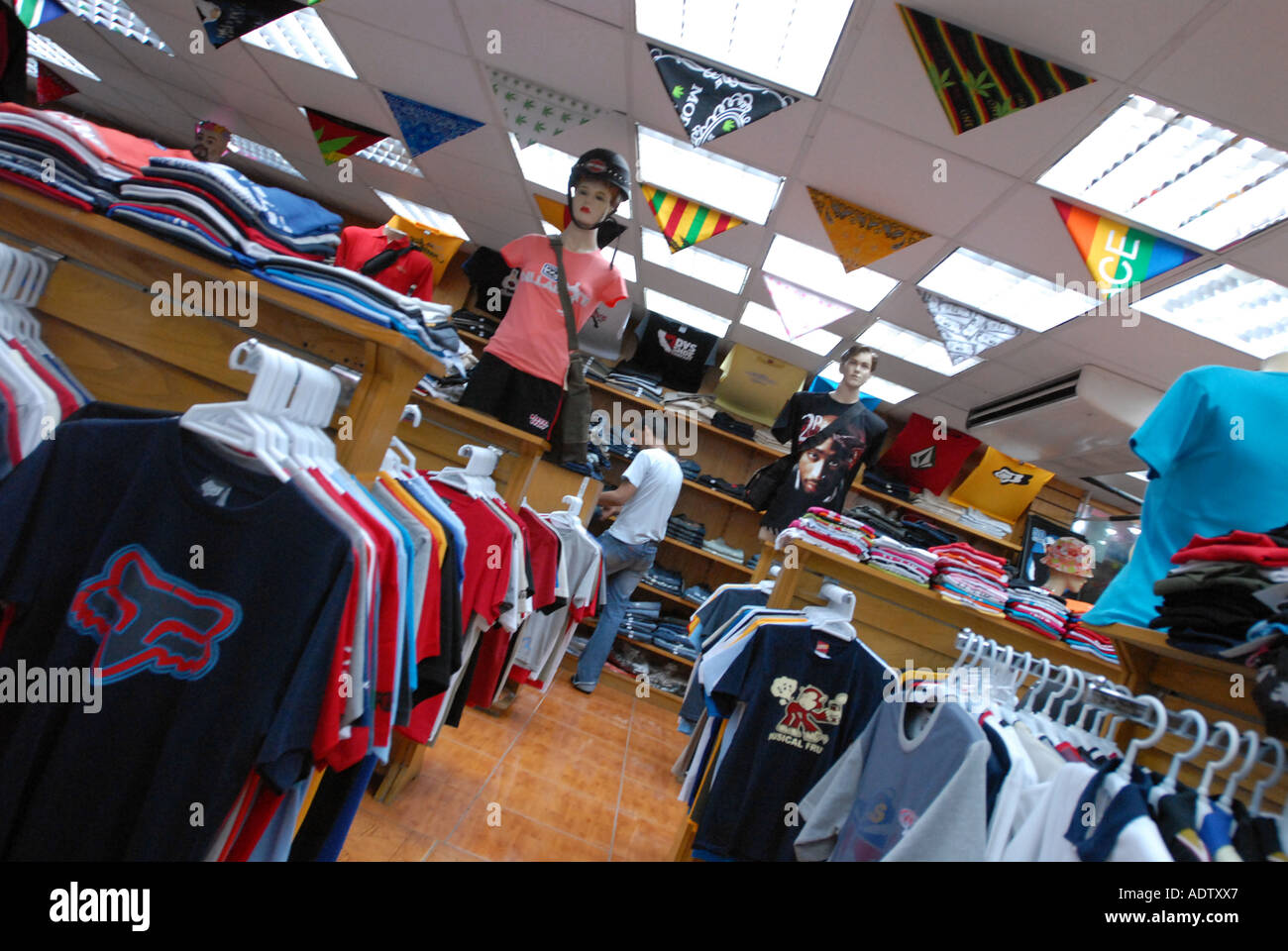 La tienda de ropa Al Karama en EAU, la falsificación de mercancías diseñador Mark marca snide réplica comerciante comercio ilegal barata de mercado de stock - Alamy