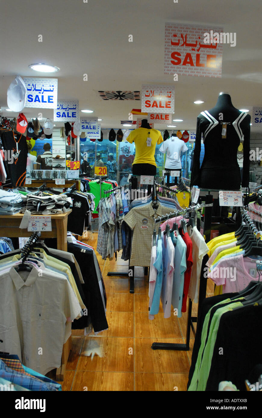 La tienda de ropa Al Karama en Dubai, EAU, la falsificación de mercancías  pirata diseñador Mark marca snide réplica comerciante comercio ilegal  barata de mercado Fotografía de stock - Alamy