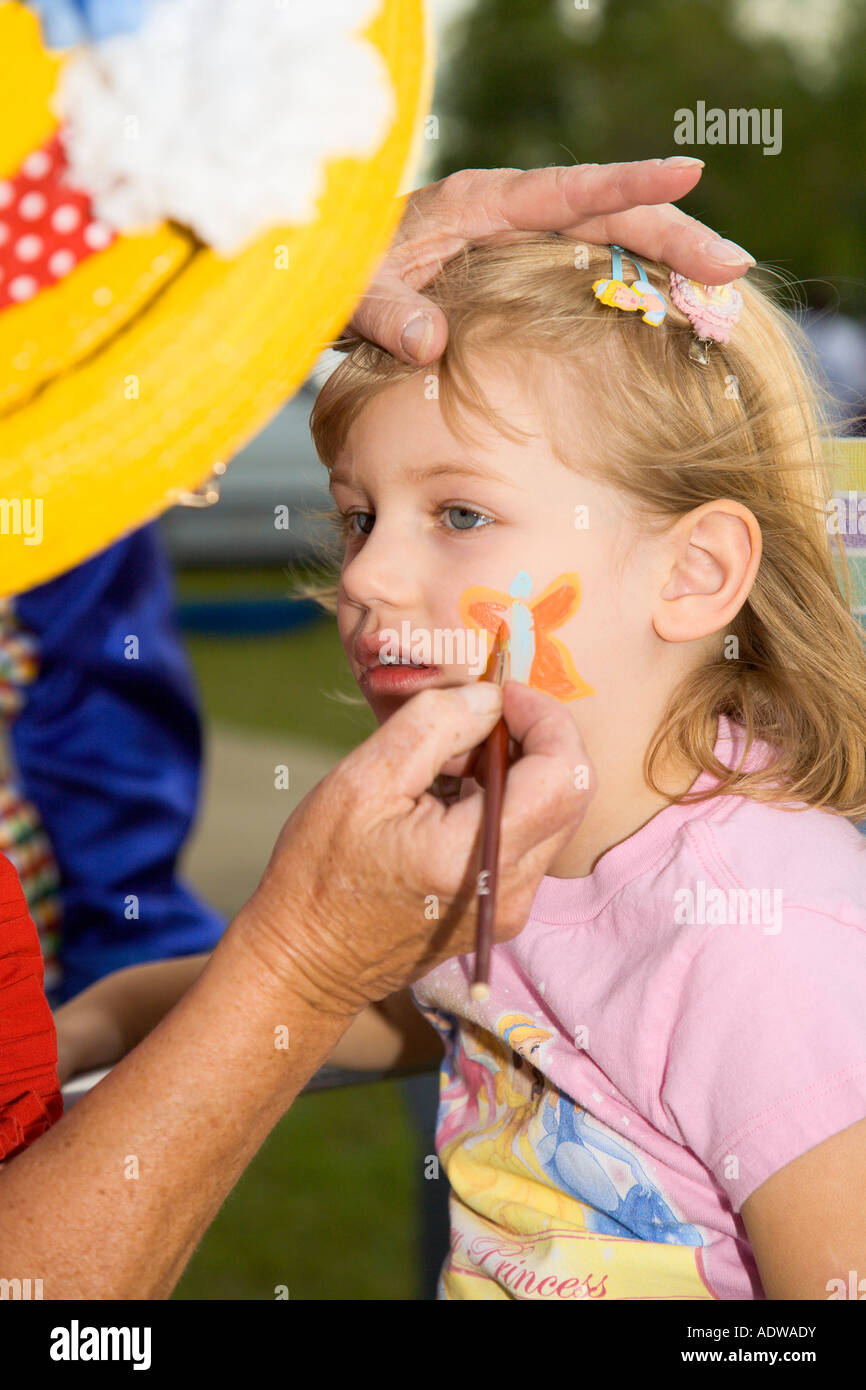 Payasos hacer pintura de cara a recaudar dinero en American Cancer Society Relay For Life del evento de caridad en Ocala, Florida, EE.UU. Foto de stock