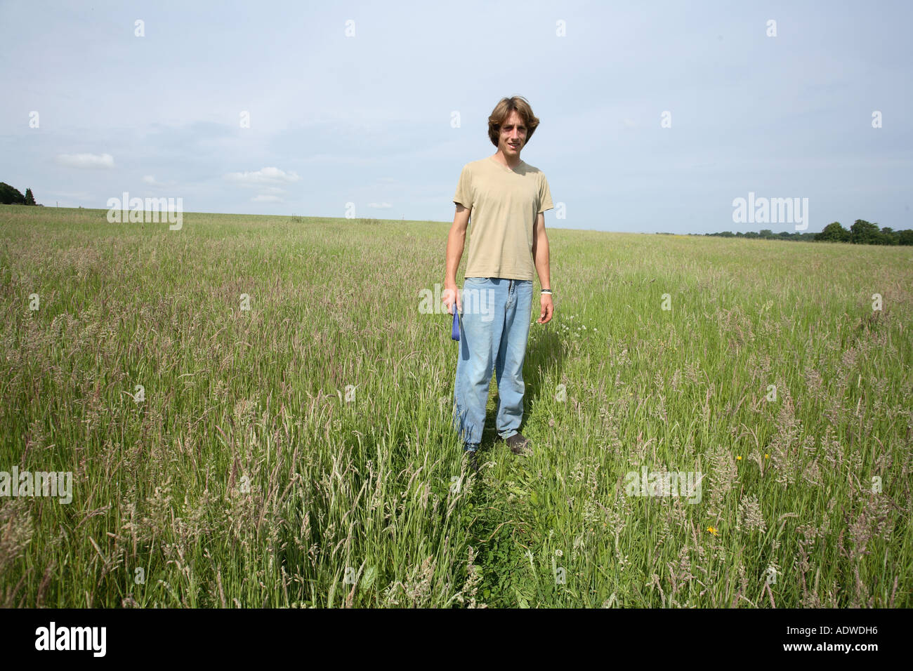 Joven agricultor en el comienzo de los años 20 en un campo, Hampshire, Inglaterra. Foto de stock