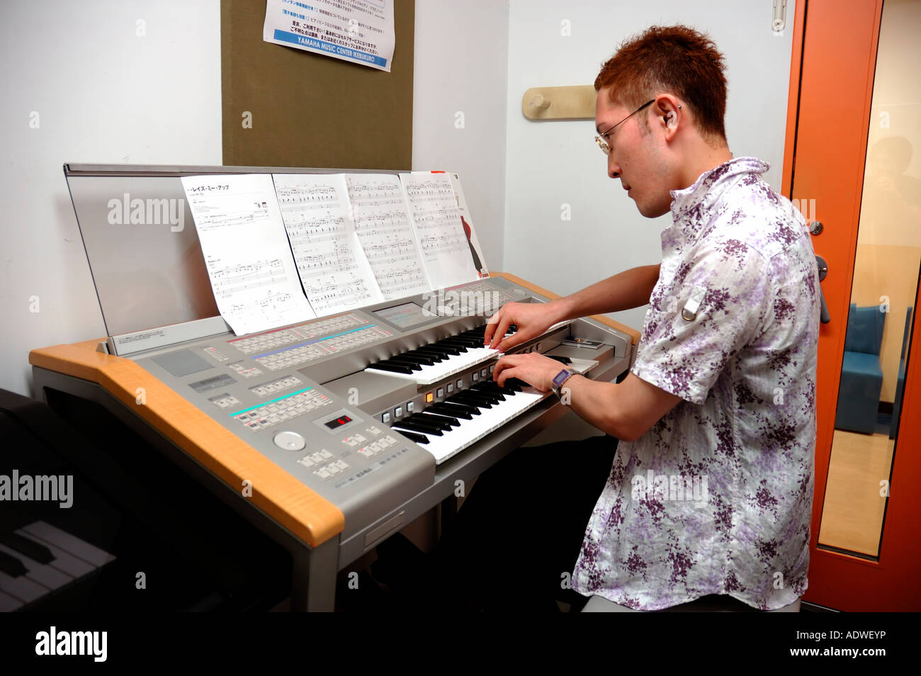 Hombre japonés tocando el piano Ikebukuro Japón practicando la notación  musical músico pianista asiático Fotografía de stock - Alamy
