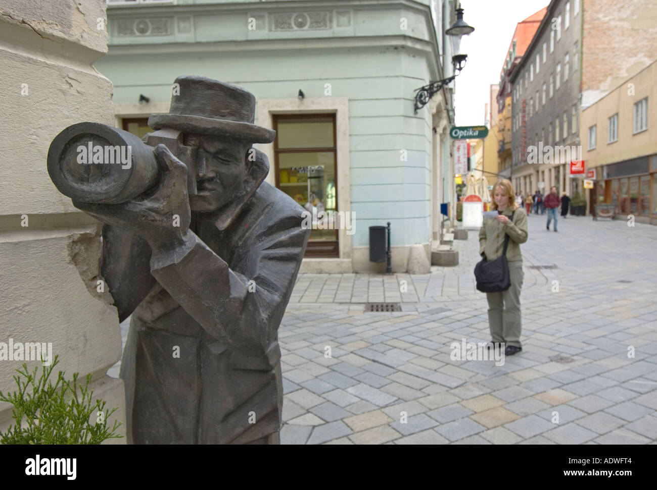 República Eslovaca Bratislava el fotógrafo estatua de bronce del tamaño de la vida en la calle Laurinska paparazzi Foto de stock