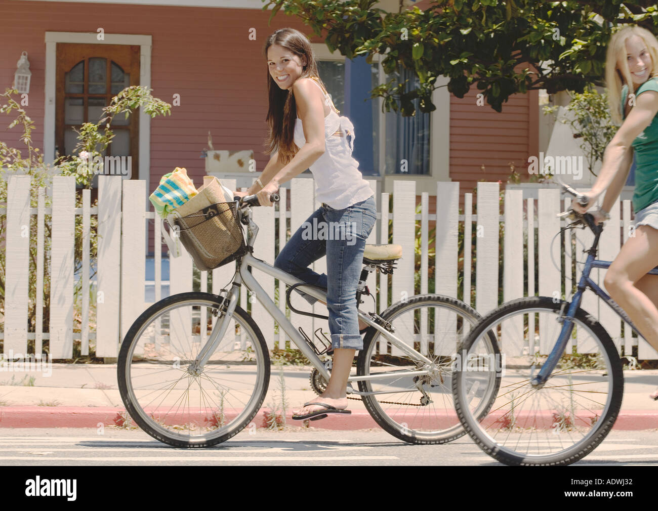 Los adolescentes con bicicletas Fotografía de stock - Alamy