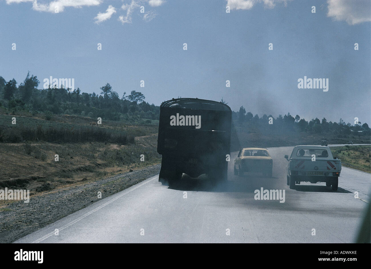 Pesado de camiones diesel que emiten gases de escape negro grueso en la carretera principal a Nakuru Nairobi Kenya África Oriental Foto de stock