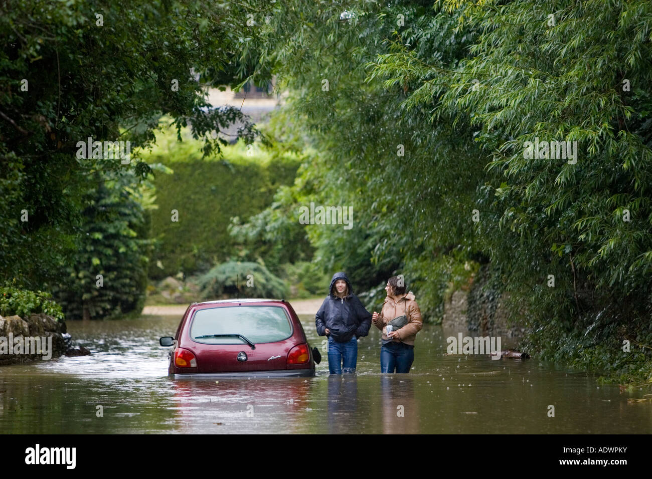 Coche abandonado en inundación en Ascott bajo los Cotswolds Wychwood Oxfordshire Inglaterra Foto de stock
