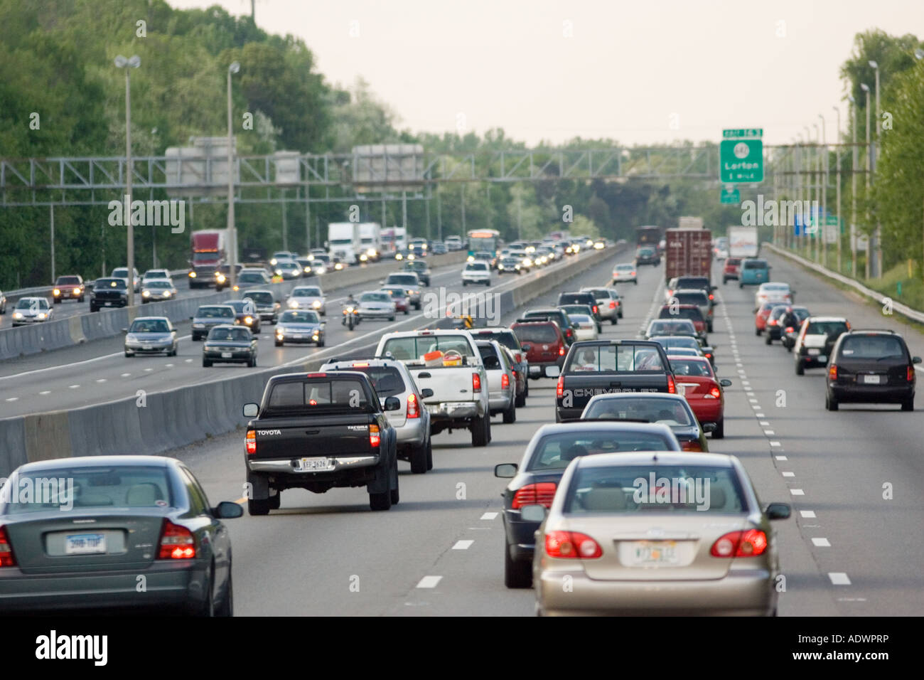 Peso pesado de tráfico que viaja en la autopista carriles afueras de Washington DC, EE.UU. Foto de stock