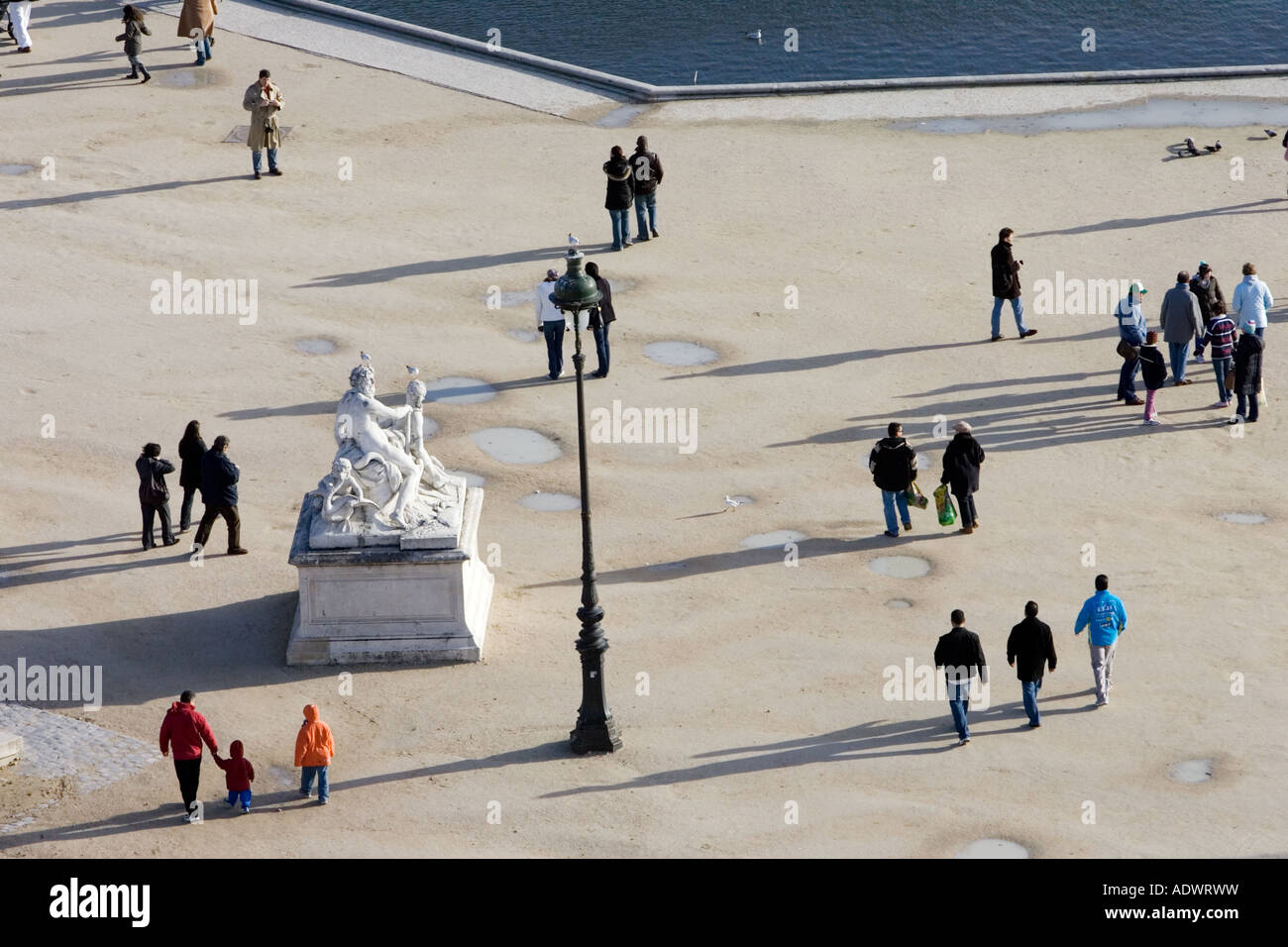 Los visitantes pasear por el Jardin des Tuileries Paris Francia Central Foto de stock