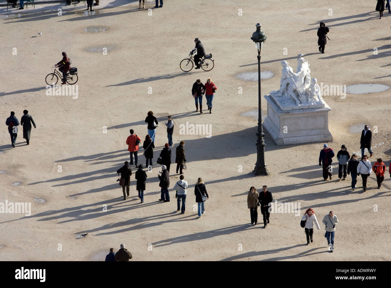 Los visitantes pasear por el Jardin des Tuileries Paris Francia Central Foto de stock