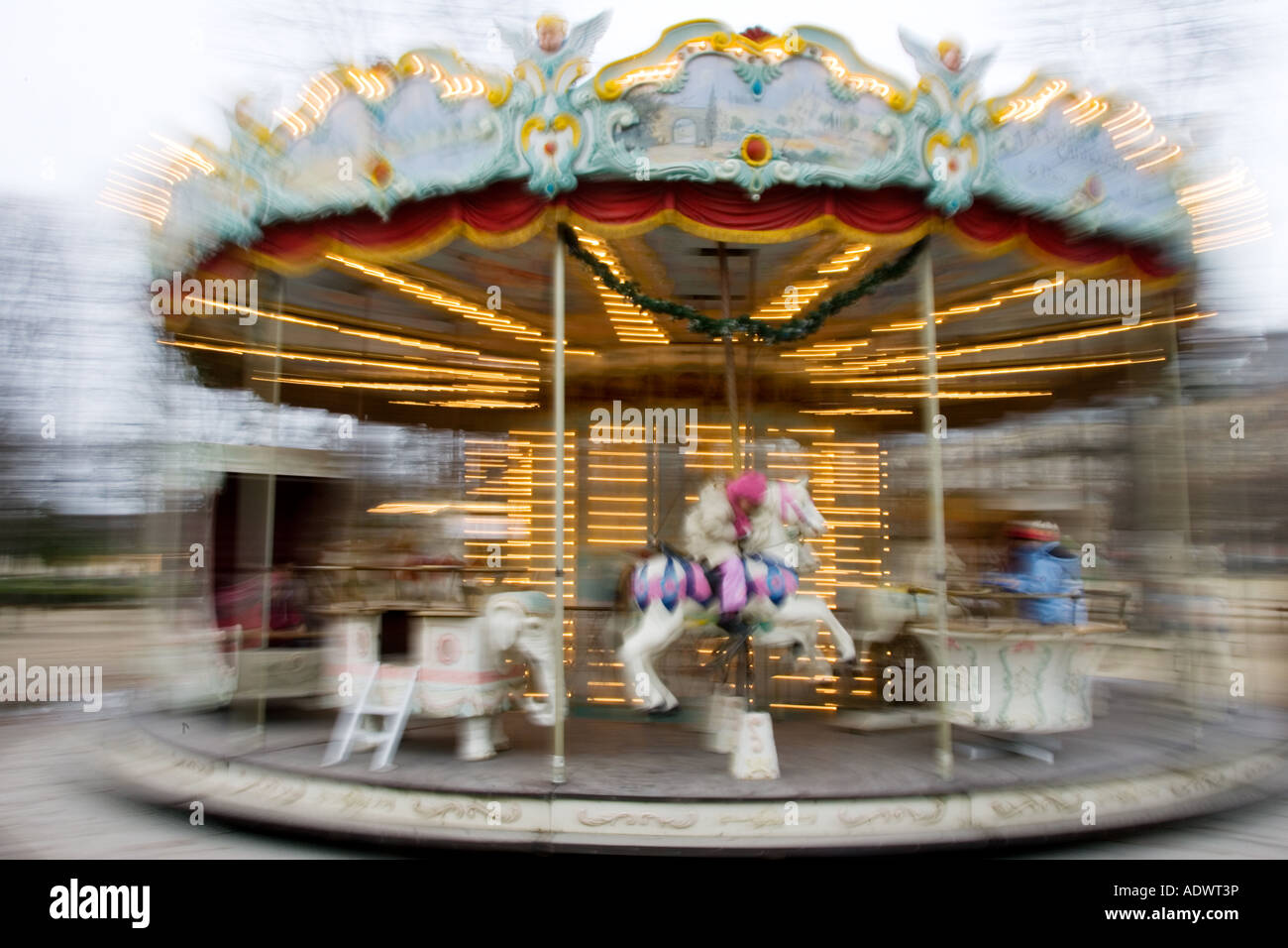 Carrusel en el Jardin des Tuileries Paris Francia Central Foto de stock