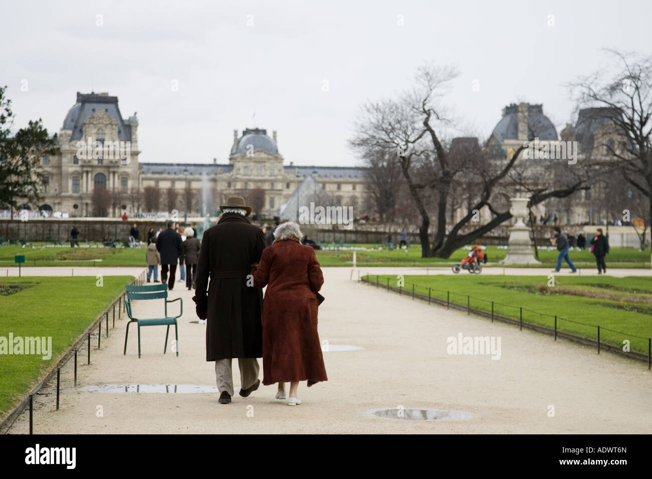 Pareja de ancianos en el Jardin des Tuileries por la galería de arte del Museo del Louvre París Francia Central Foto de stock