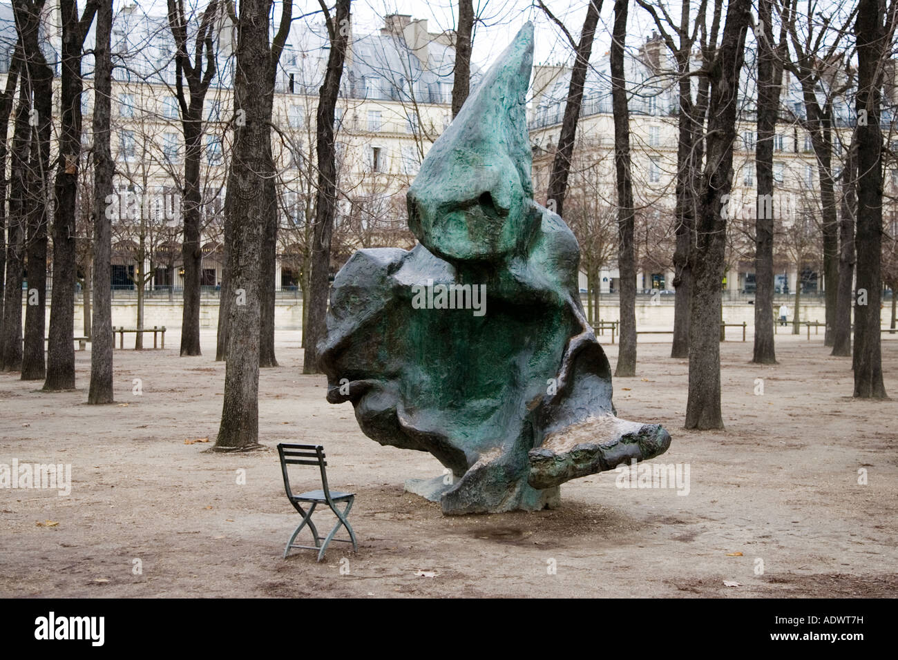 La escultura y la silla desde la que se pueden observar en el Jardin des Tuileries París Francia Foto de stock