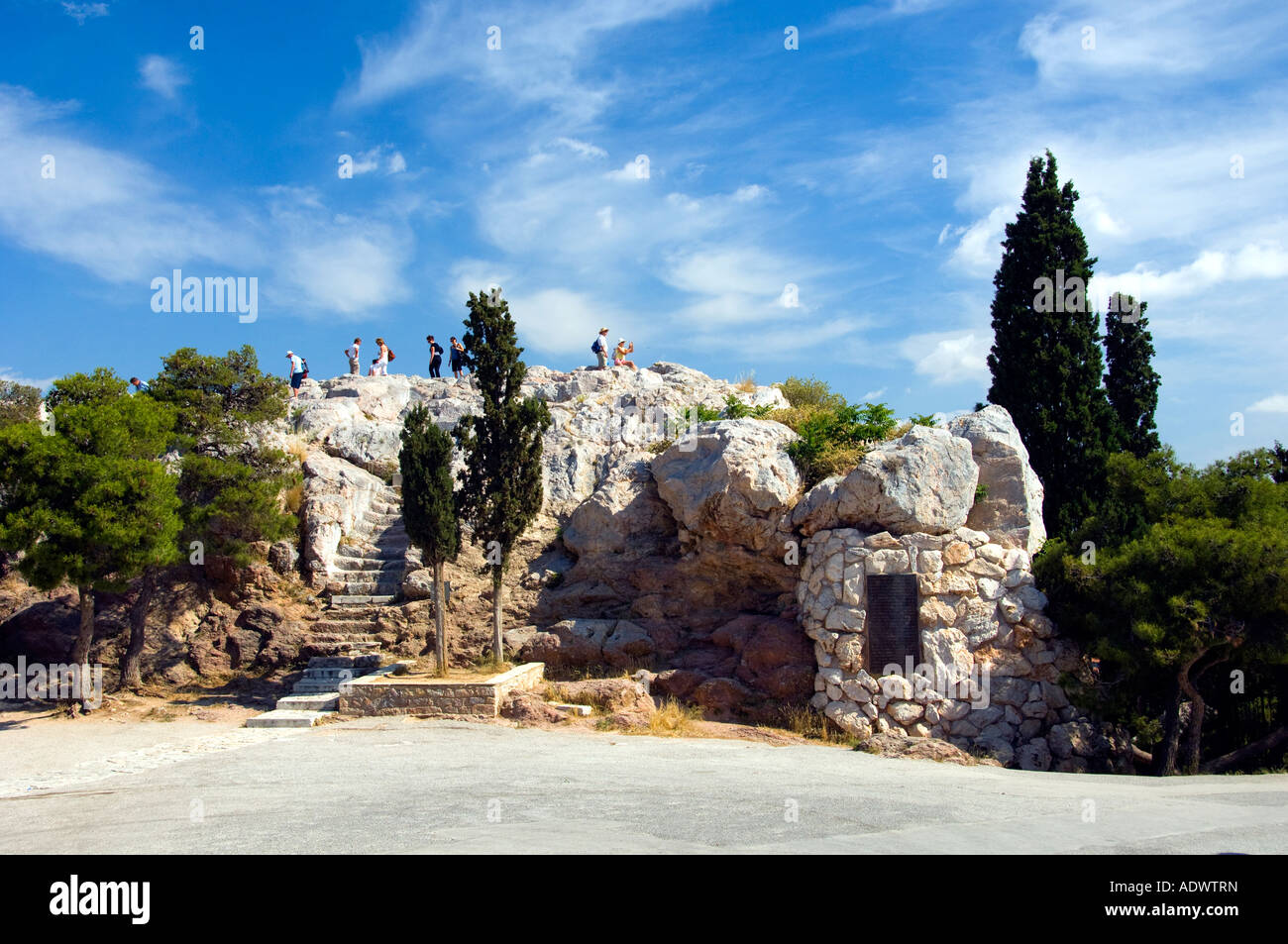 Mars Hill o el Areópago, cerca de la Acrópolis en Atenas Grecia Foto de stock
