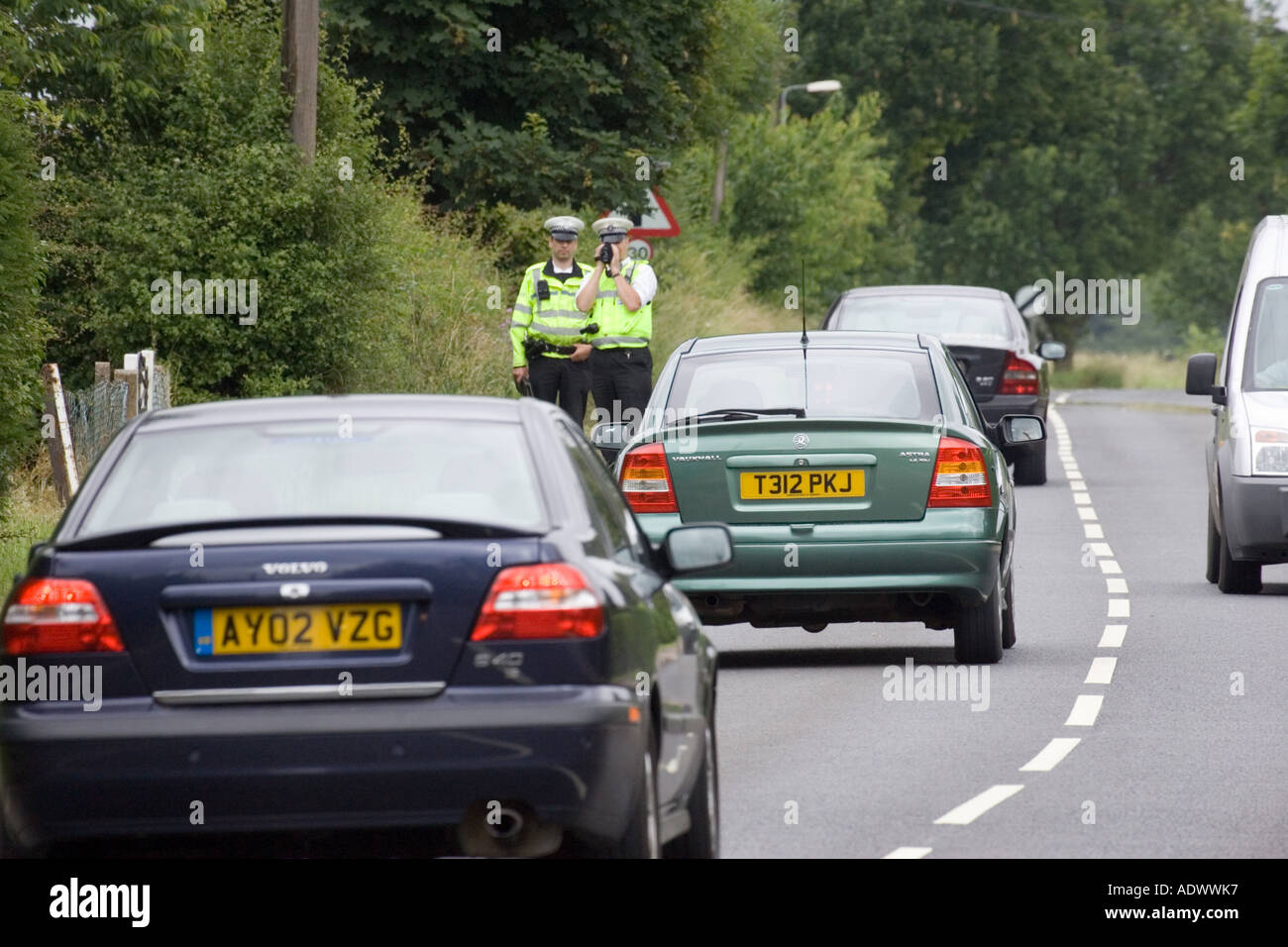 Agentes de policía con un detector de cámara de velocidad láser de mano en  el Reino Unido Fotografía de stock - Alamy