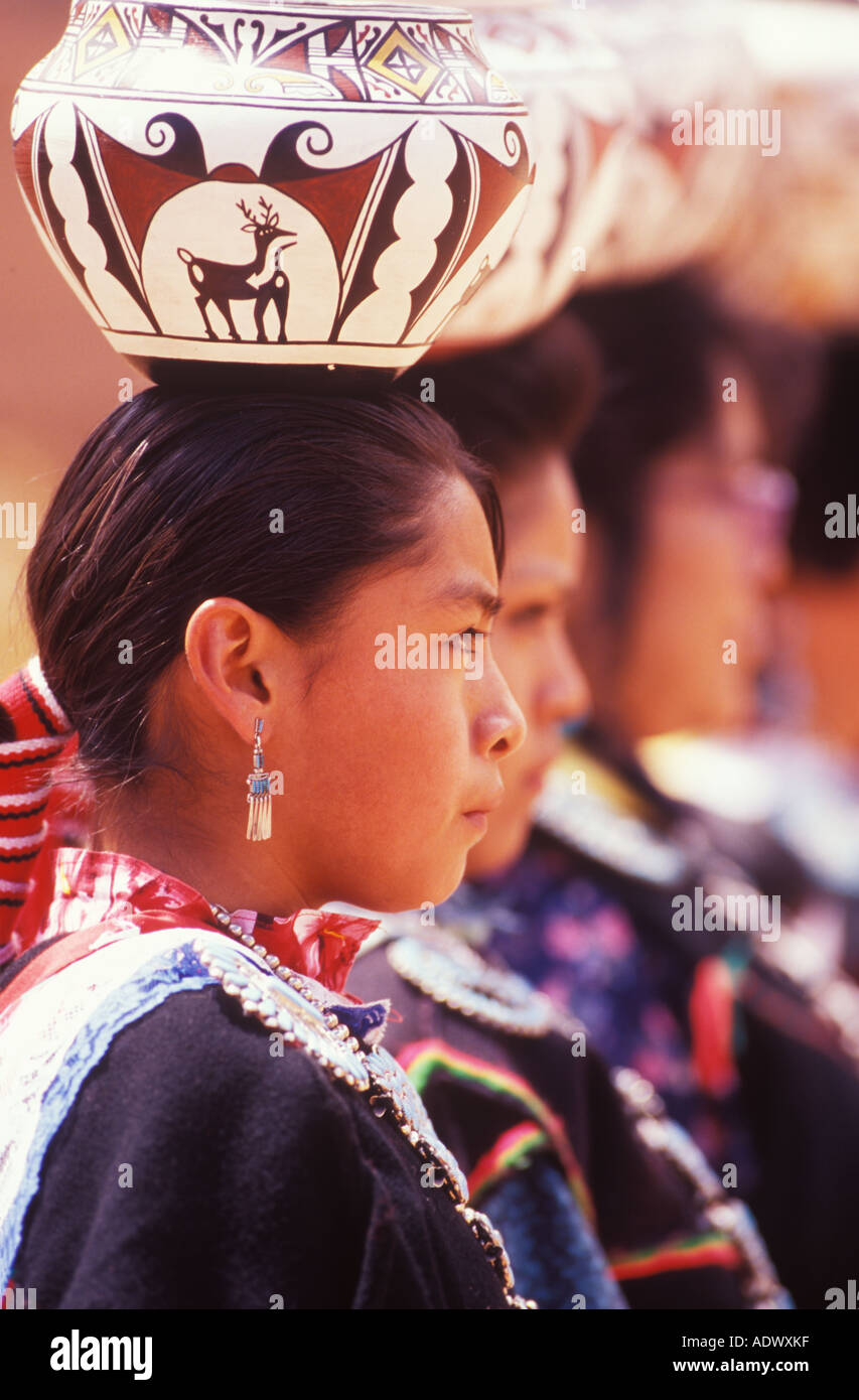 Olla doncellas Zuni Indian Pueblo Gallup entre indígenas ceremoniales