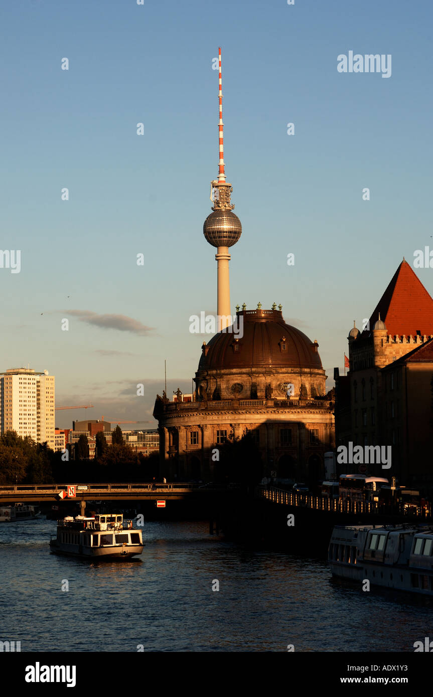 Torre de la televisión de Berlín como se ve desde el río Spree. Foto de stock