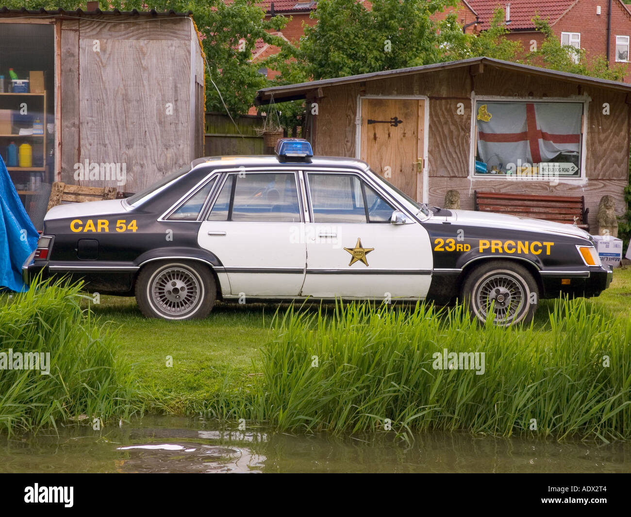 Abandonada American cop-coche número 54 por el canal de Oxford en los Midlands de Inglaterra Foto de stock