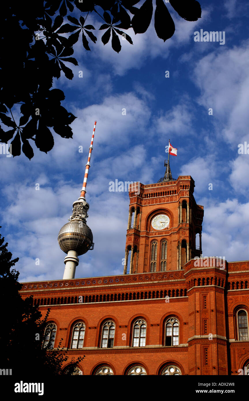 Torre de la televisión de Berlín como se ve desde el Rotes Rathaus Foto de stock