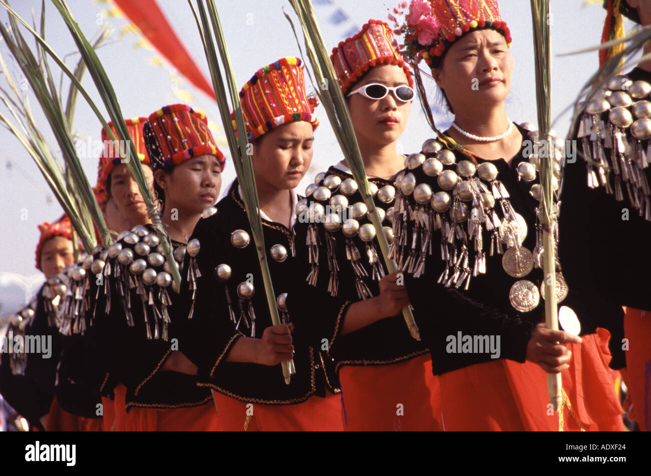 Bailarines en los Jingpo Festival Munao Foto de stock