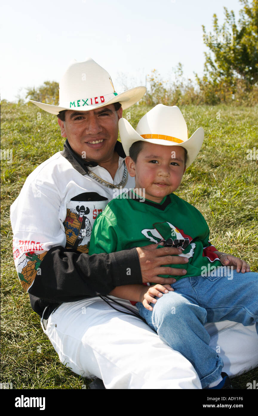 Eventos Waukegan Illinois y hombre joven en sombreros vaqueros vestidos el día la Independencia Mexicana sentarse grassy hill Fotografía de - Alamy