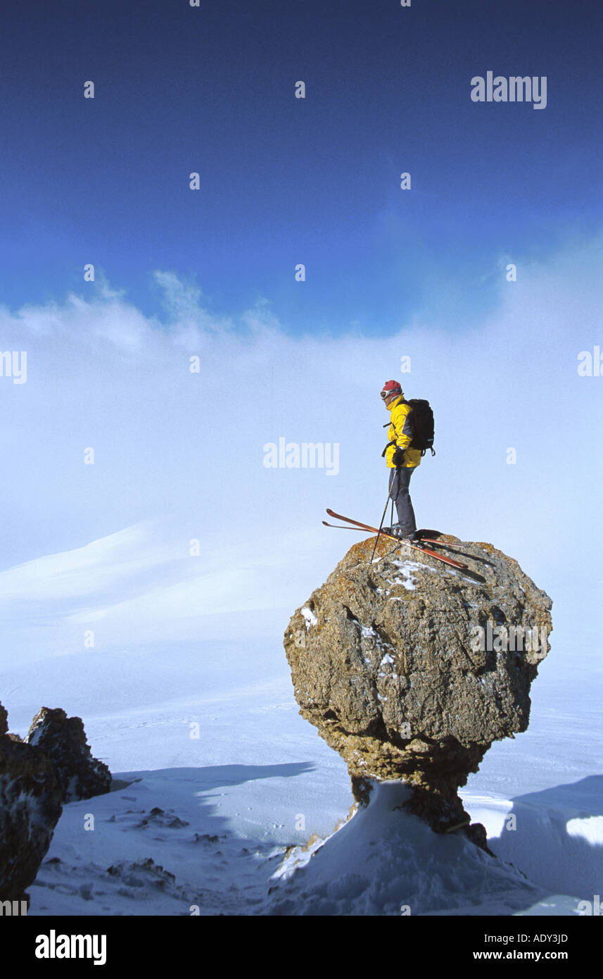 Esquiador macho, de pie sobre un acantilado Foto de stock