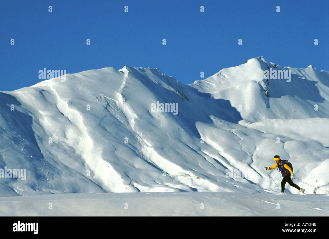 Esquiador femeninos, con montañas cubiertas de nieve en segundo plano. Foto de stock