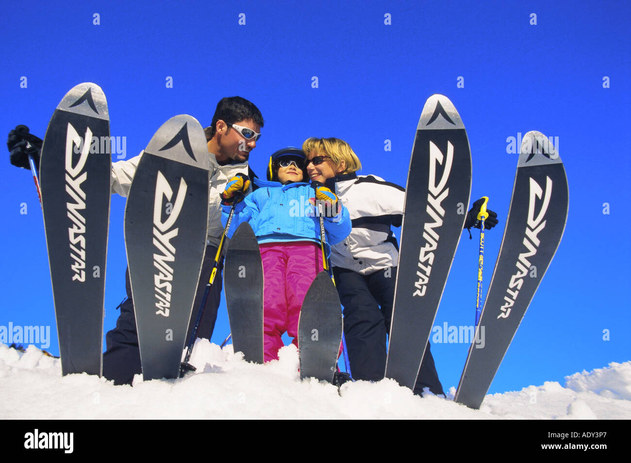 Esquí en familia, con el niño en el oriente Foto de stock