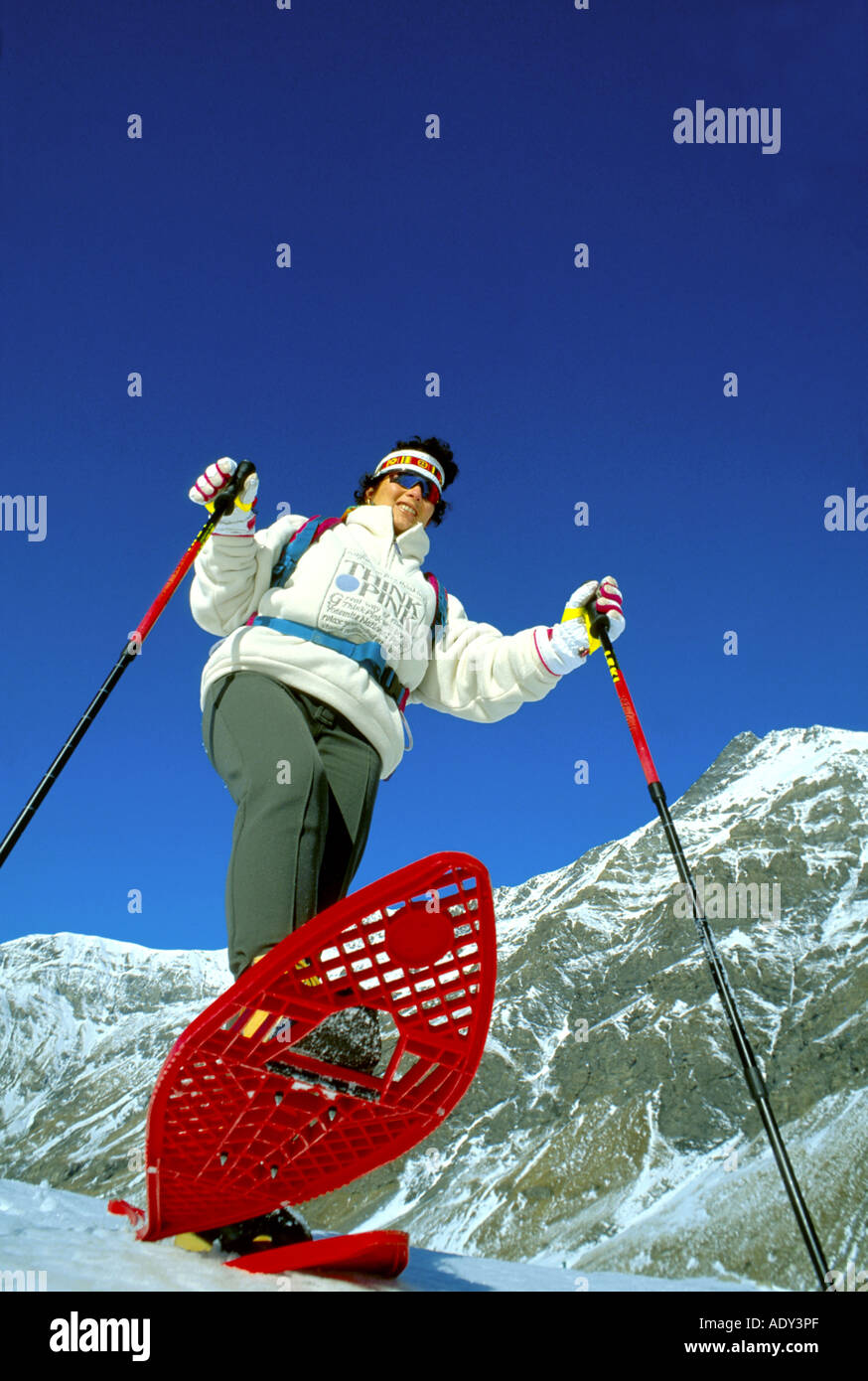 Una mujer raquetas de nieve Foto de stock