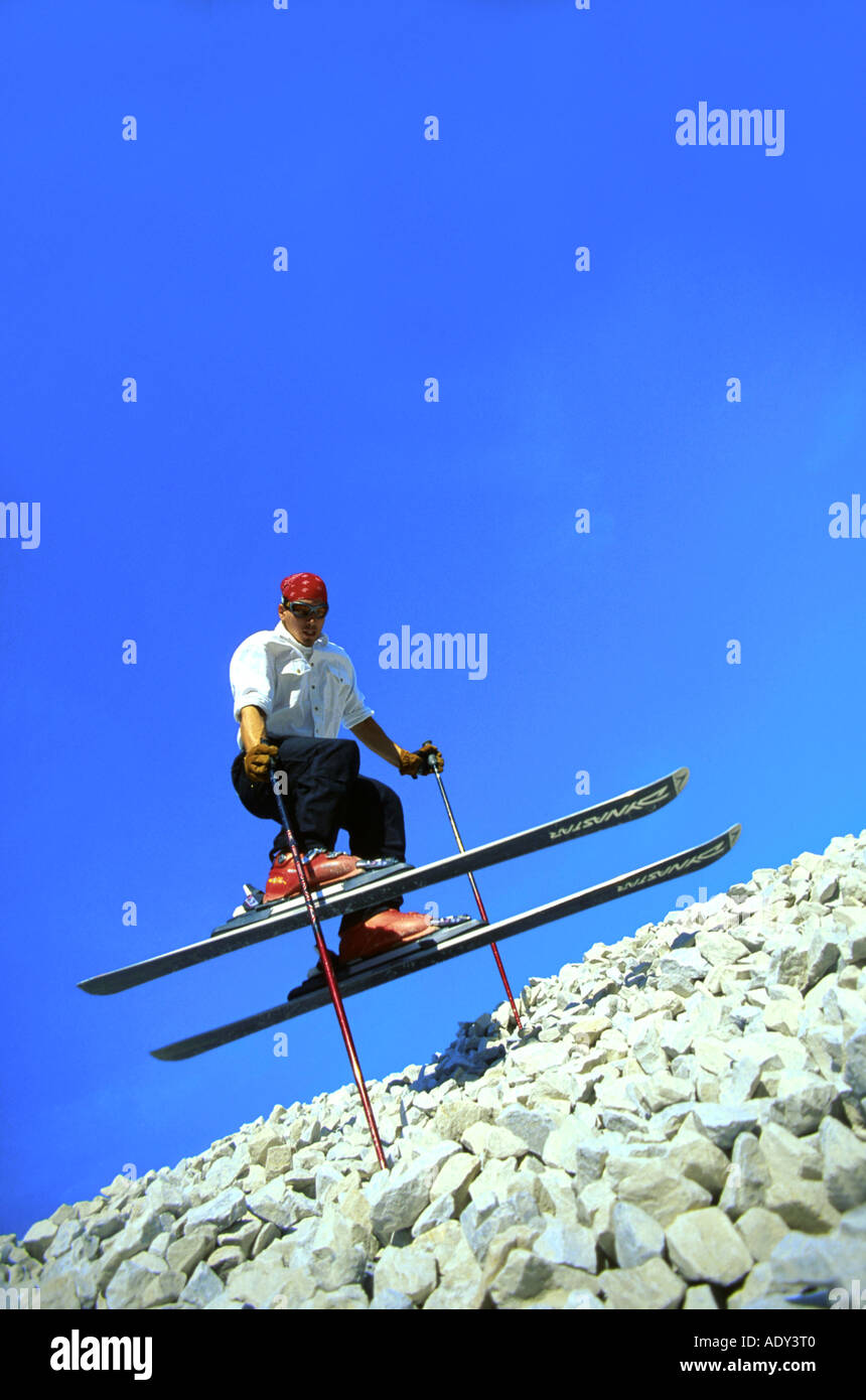 Esquiador macho en grava dump Foto de stock