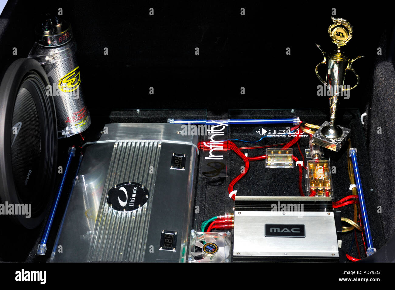 Sistema Amplificador de audio automático en un maletero de un coche Foto de stock