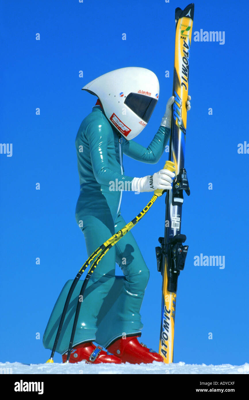 Esquiador de alta velocidad, vestido con traje y el casco de carreras, de 11 años, ski ressort Les Arcs Foto de stock