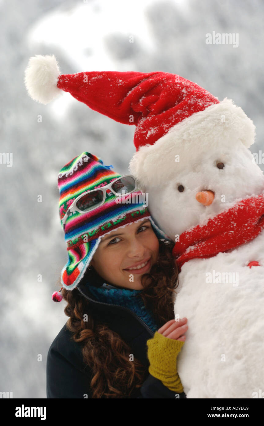 Niña con muñeco de nieve Foto de stock