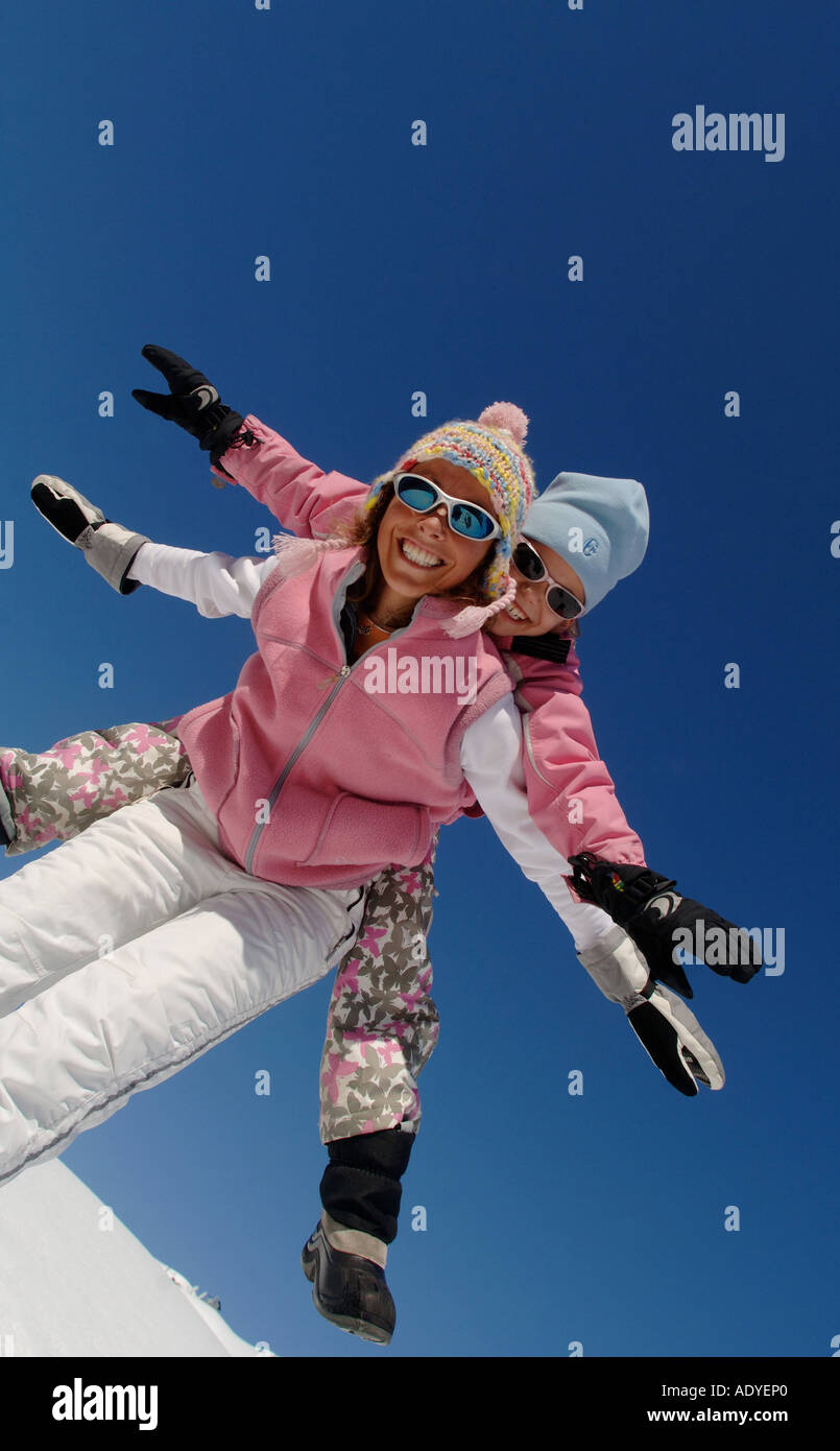 Madre e hija se divierten en la nieve, Francia Foto de stock