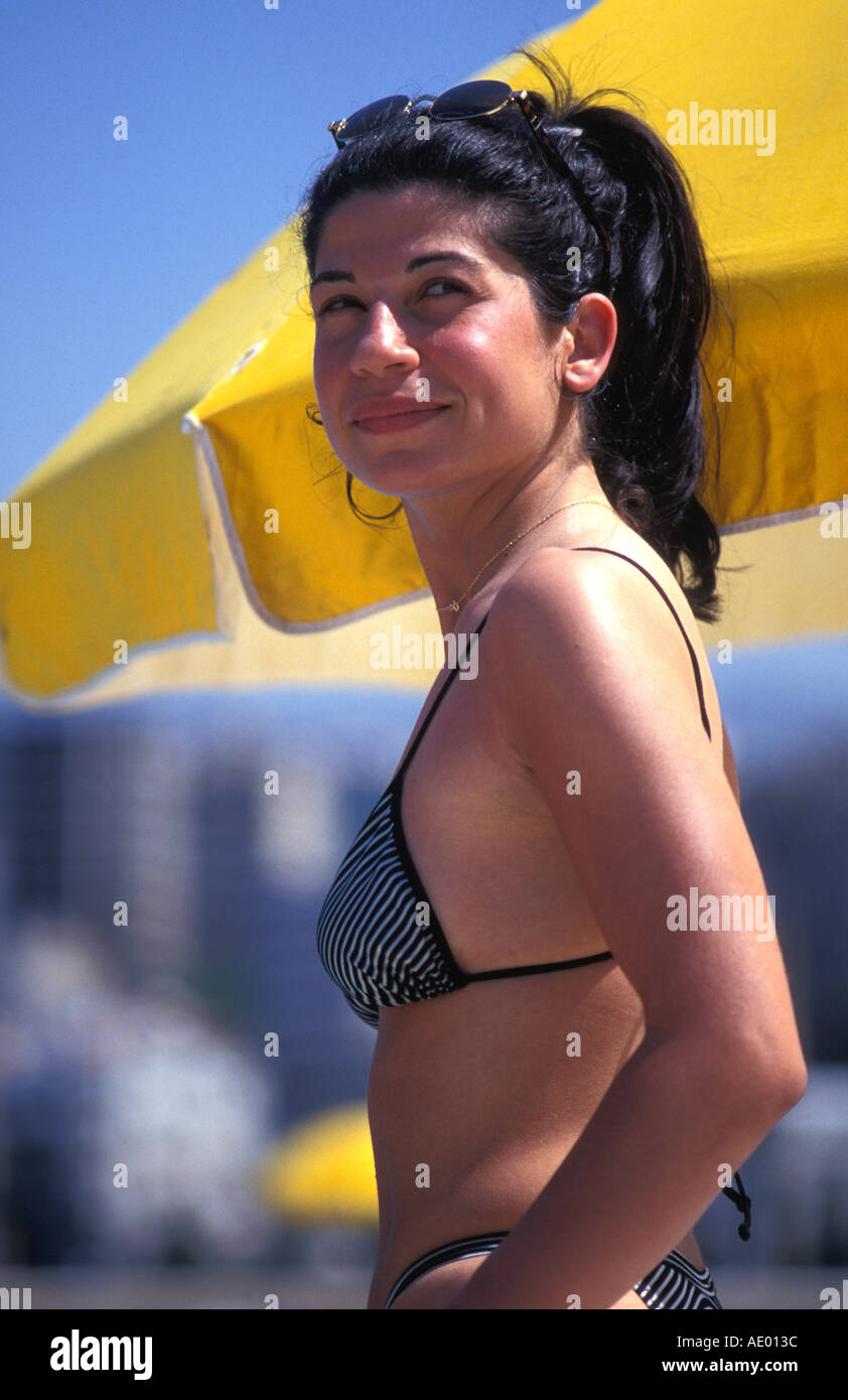 Los jóvenes libaneses mujer en bikini al lado de la piscina, Jounieh  (Líbano Fotografía de stock - Alamy