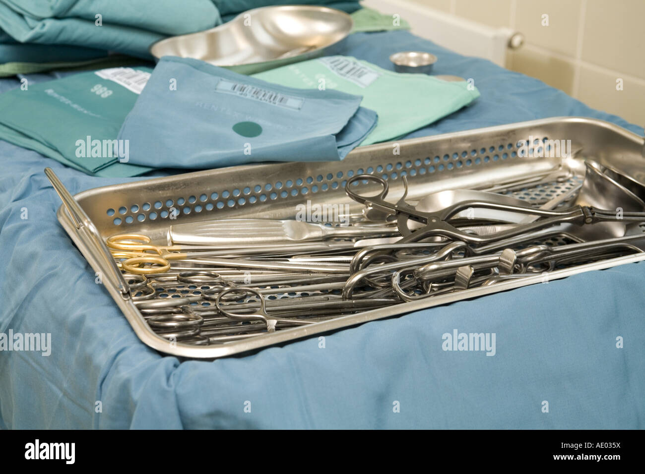 Los instrumentos quirúrgicos en un plato metálico Fotografía de stock -  Alamy