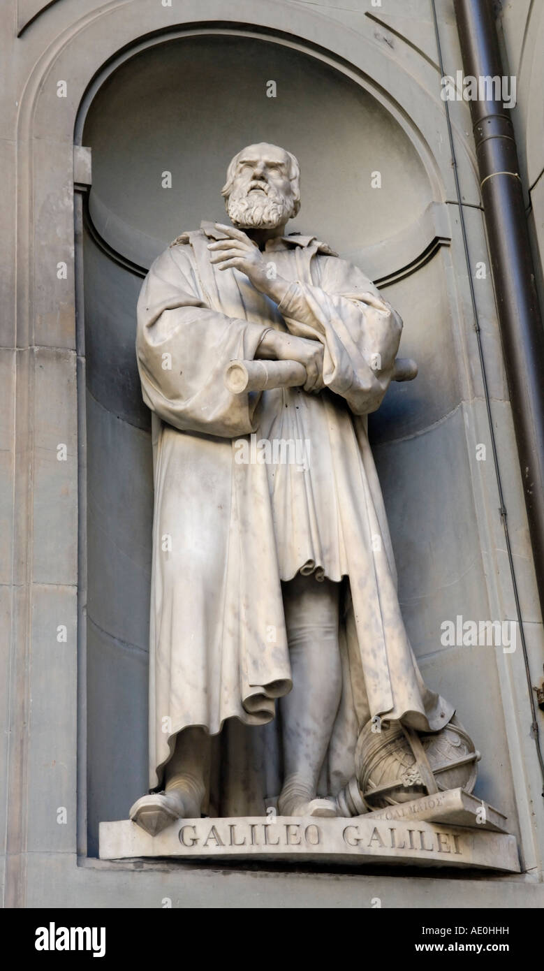 Galileo estatua escultura exterior, la Galería de los Uffizi, Florencia. Foto de stock