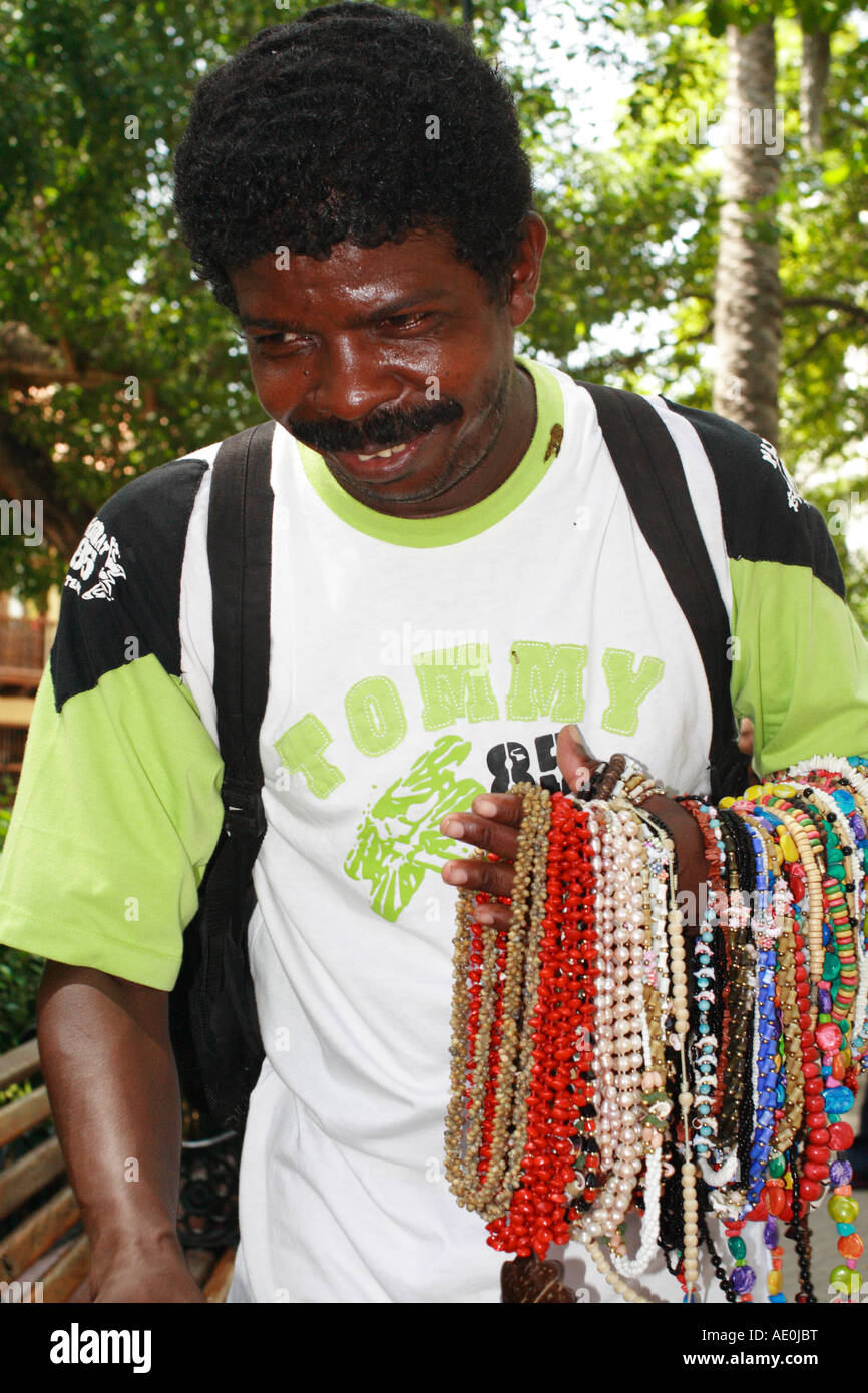 constructor semanal Primero Hombre vendiendo collares, Cartagena de Indias, Bolívar, Colombia, Sur  America Fotografía de stock - Alamy