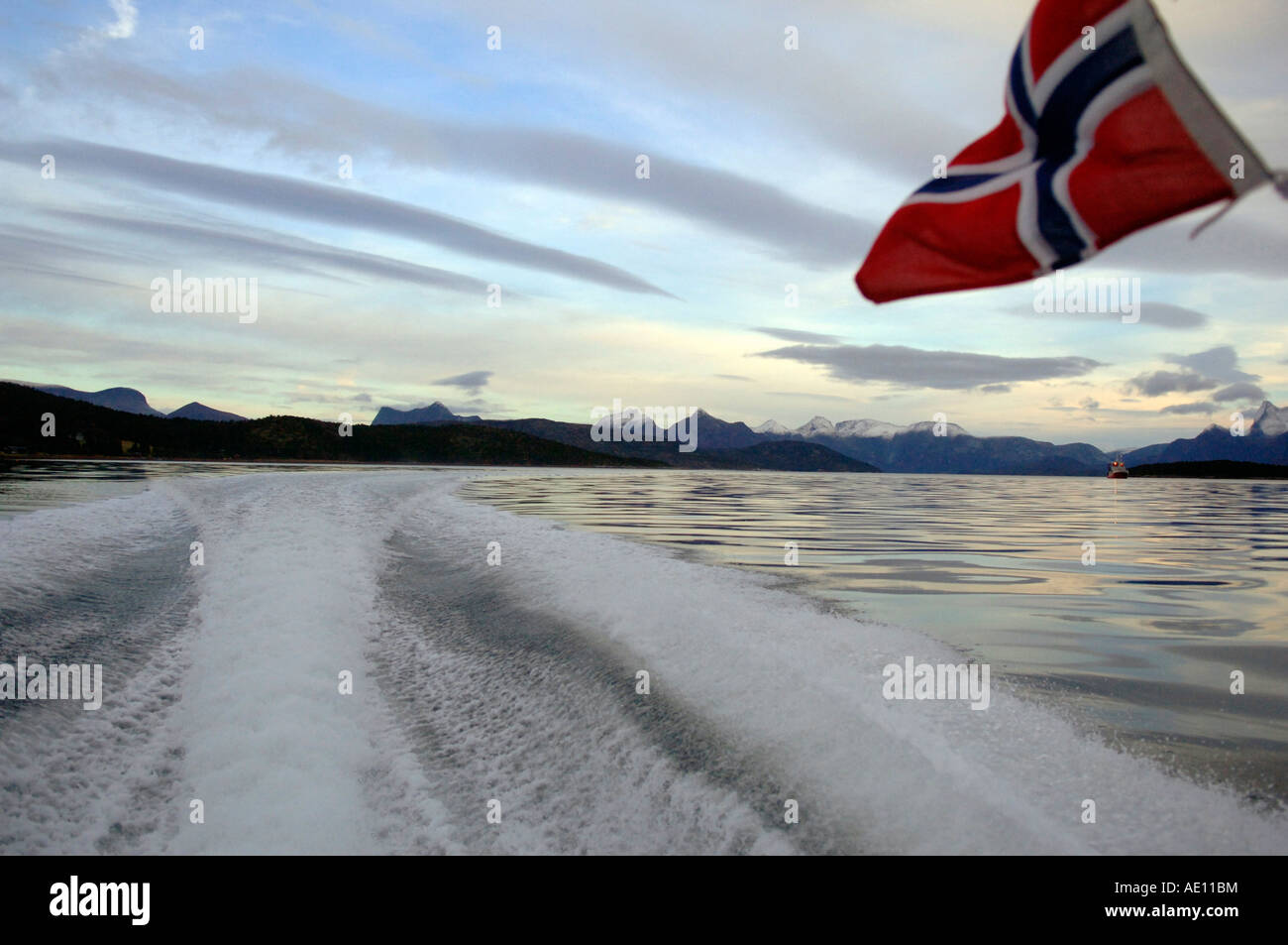 La bandera nacional de Noruega en la popa de una lancha, Tysfjord, Noruega Foto de stock