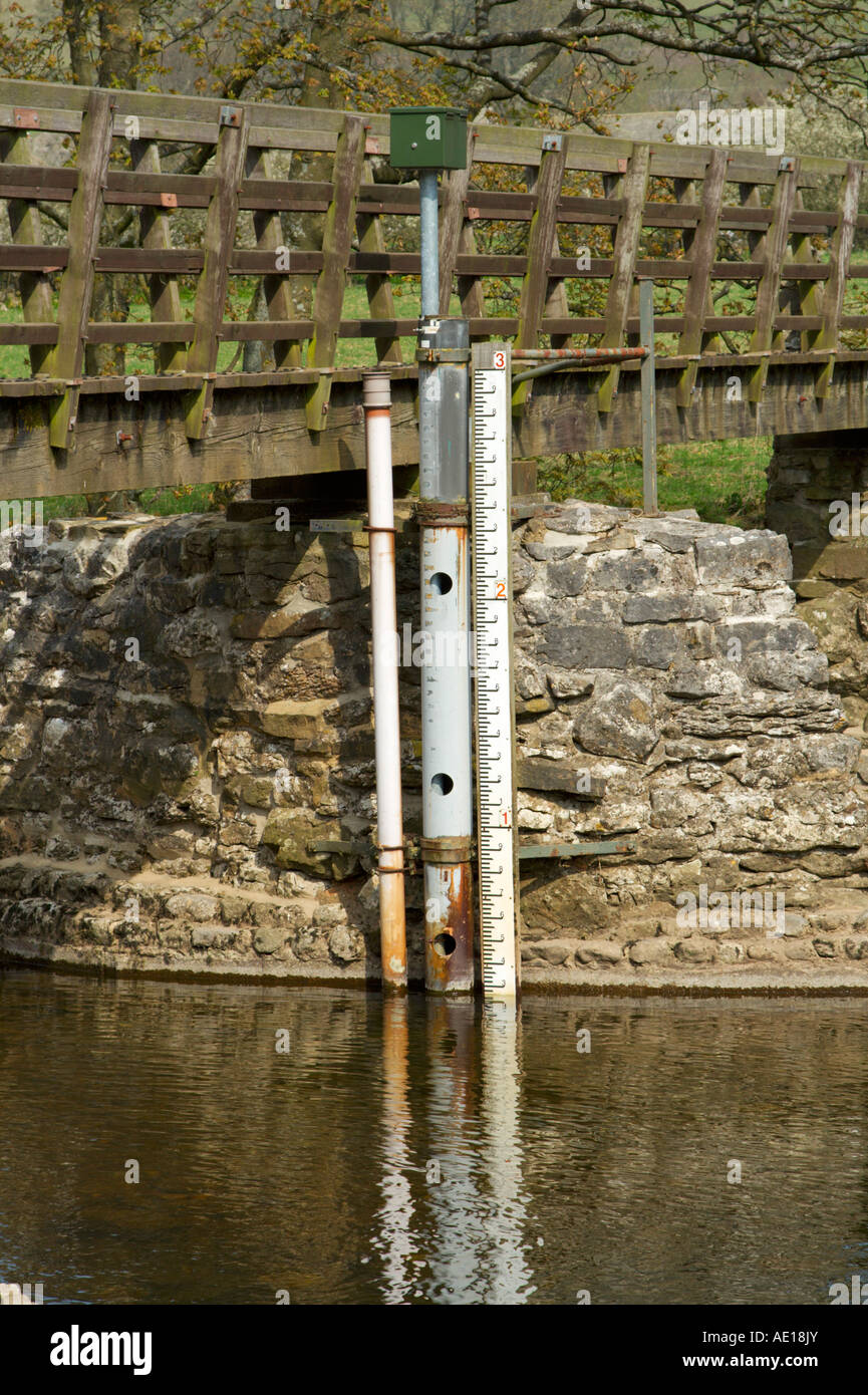 Indicador de nivel del río en el río Wharfe cerca Starbotton Yorkshire Dales UK Foto de stock