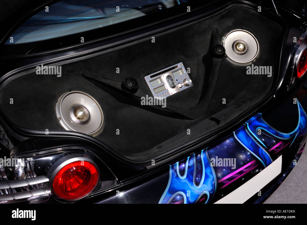 Potente sistema de audio automático en un maletero de un coche Foto de stock