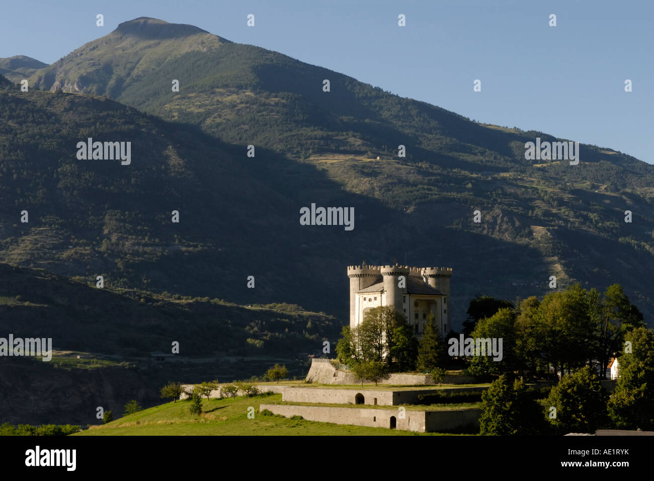 Castillo de Aymavilles, Valle d'Aosta, Alpes Italianos Foto de stock