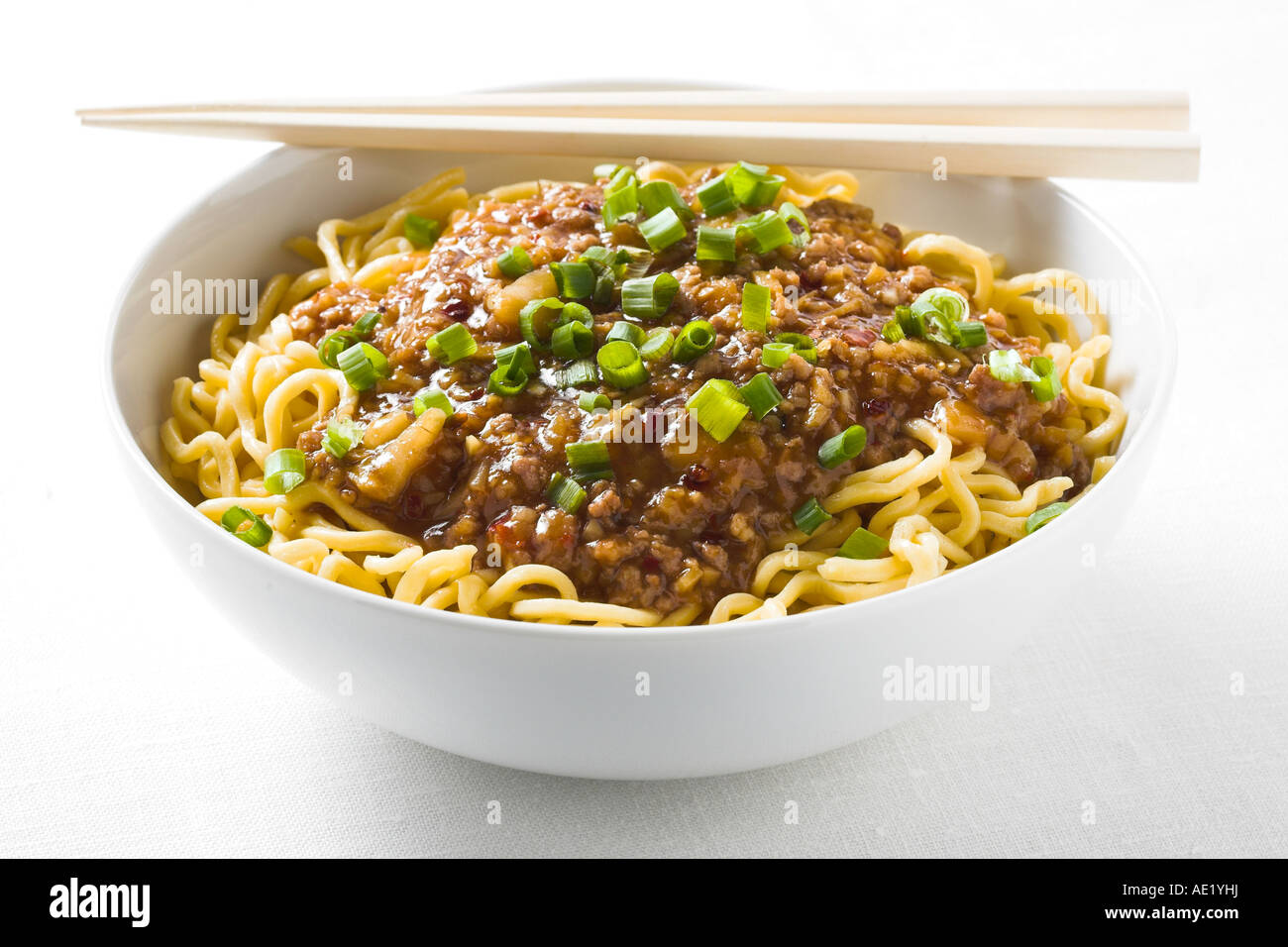 Tan Tan Noodles picantes de carne salsa de ostión la carne de pollo comida  china de cerdo con cebolla verde plato delicioso boca waterin placa blanca  Fotografía de stock - Alamy