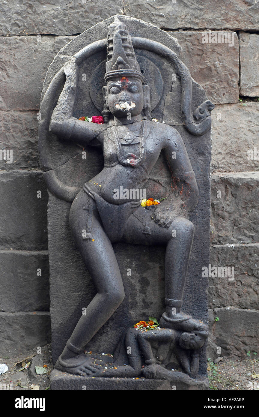 Hanuman Escultura, templo de Shiv en Narayanpur, Pune, Maharashtra, India Foto de stock