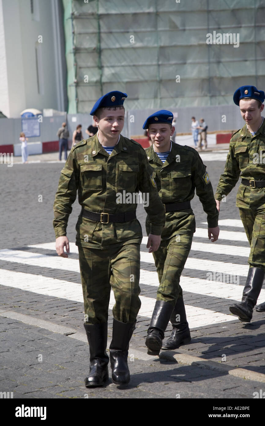 Los soldados cruzando la Plaza del Senado en el Kremlin de Moscú, Rusia Foto de stock