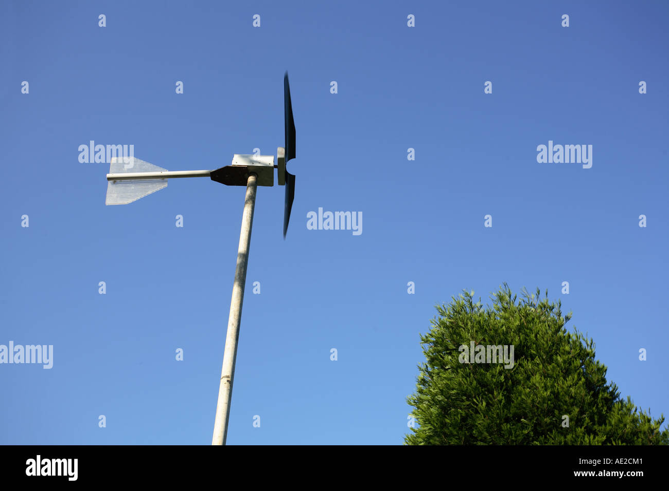 Conceit tuberculosis stick Micro turbina de viento, un pequeño generador eólico casero encender la  iluminación de baja tensión en los edificios de la granja, Hampshire,  Inglaterra Fotografía de stock - Alamy
