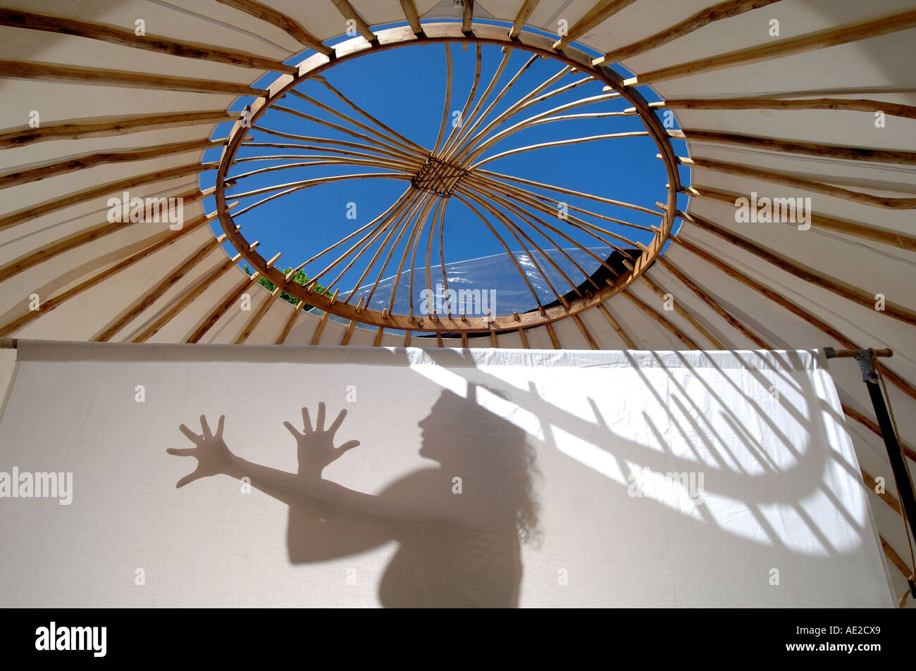 La sombra de una mujer bailando con sombra para contar una historia en un yurt en Devon Foto de stock