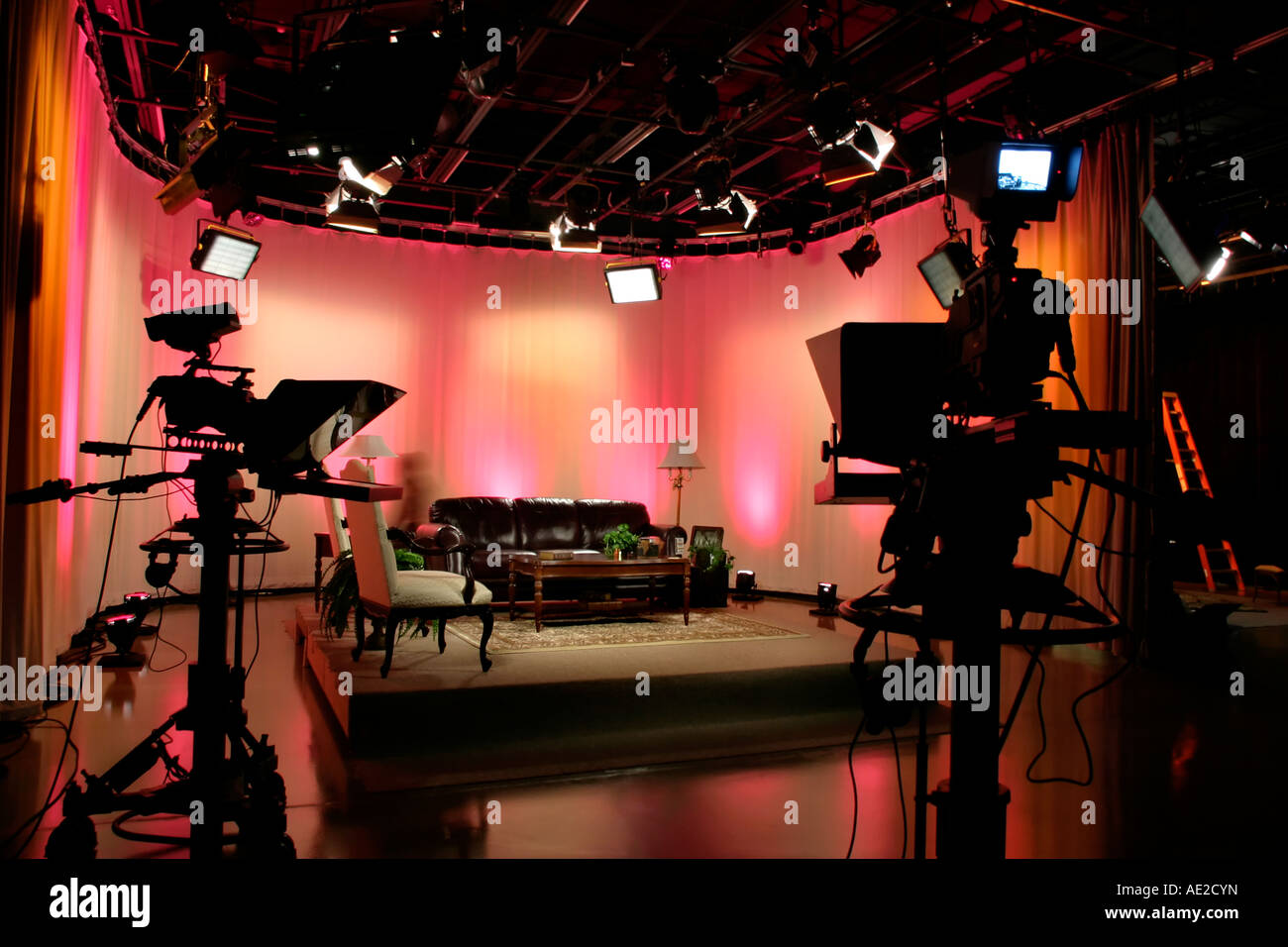 Estudio de producción de televisión y cámaras con una colorida decoración iluminada Foto de stock