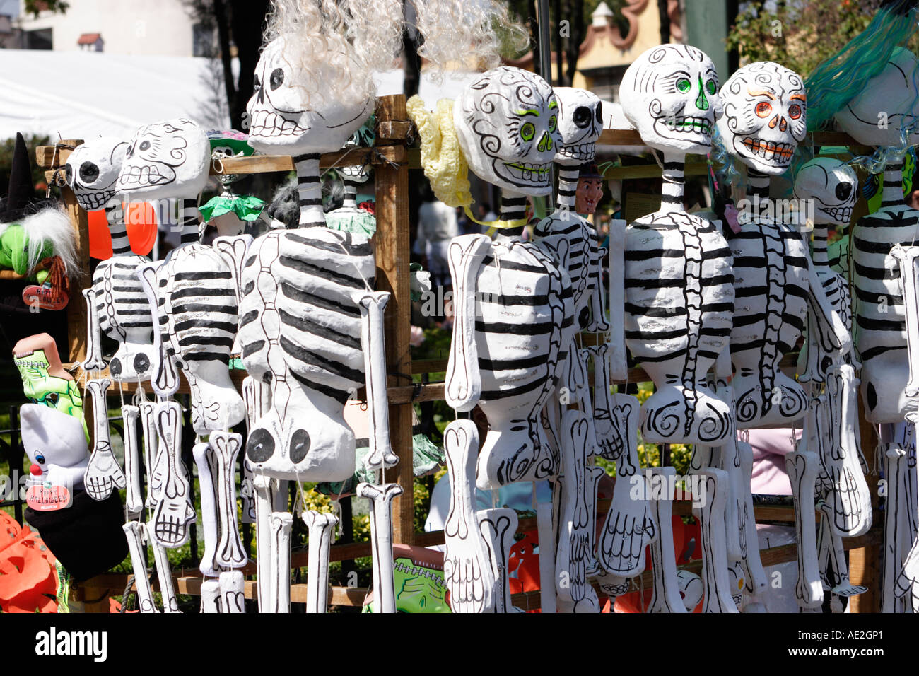 Papel mache esqueletos para la venta para el Día de los muertos en el  mercado de fin de semana en Coyoacán Ciudad de México México Fotografía de  stock - Alamy